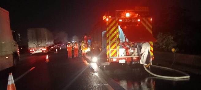 国道1号发生火车烧。（民眾提供／吴敏菁彰化传真）