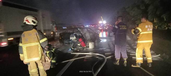 国道1号发生火车烧。（民眾提供／吴敏菁彰化传真）