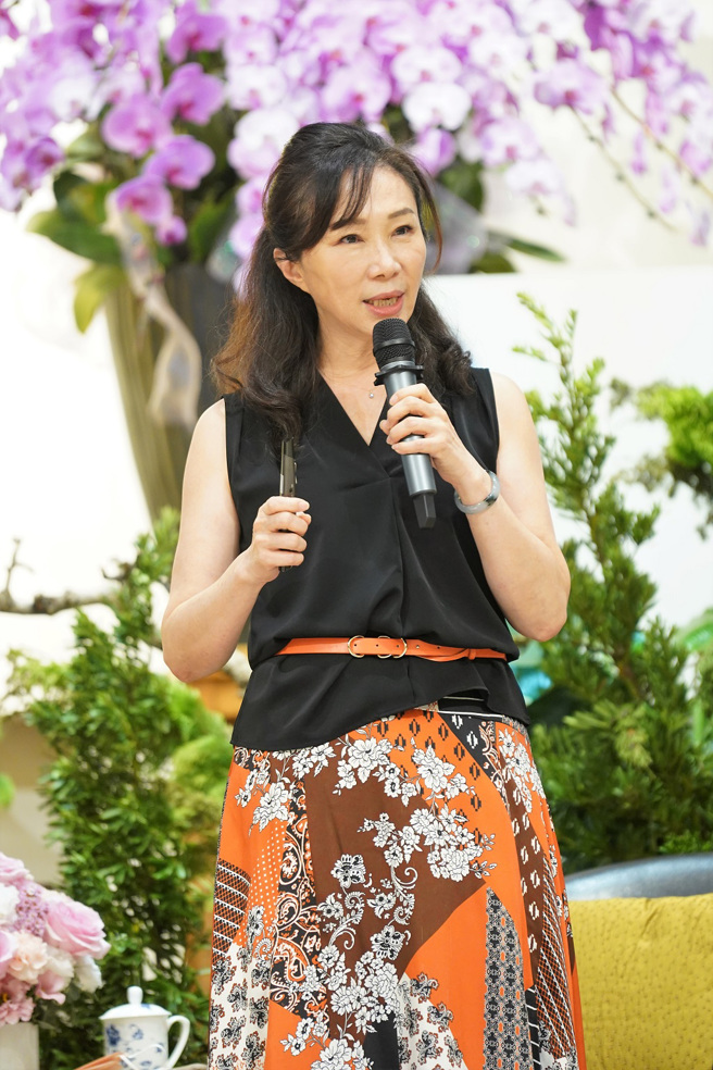 云林县维多利亚双语中小学董事长李佳芬，6月23日在佛光山惠中寺「未来与希望」讲座主讲。(图／佛光山惠中寺提供)