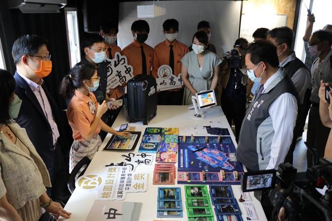 寿山高中师生与文化局合作，将前空军桃园基地设施群融入「追翼、翔启」桌游。（蔡明亘摄）