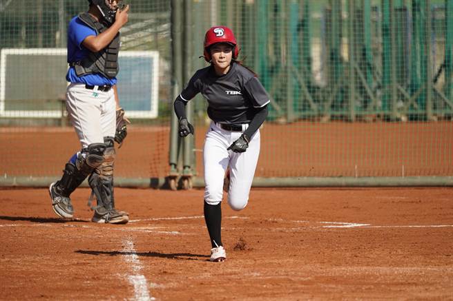 体坛周子瑜、跆拳道品势女神姜巧文在《超级王牌棒球队》跨界打棒球。（巨宸制作提供）