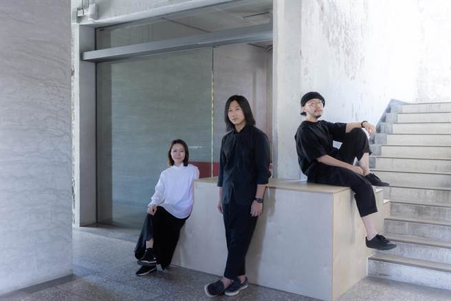 邵雅曼（左起）、五月天玛莎和方序中在金马宾馆当代美术馆打造小花计画展览。（相信音乐提供） 