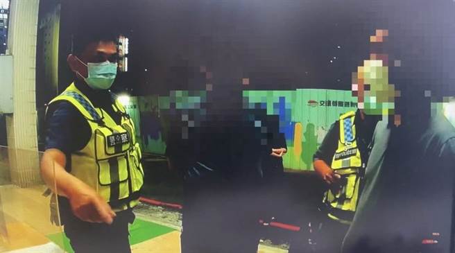 陳姓台商（左）想將新台幣262萬與虛擬幣商蔡男（右）進行等價交換，但後來交易破裂，陳男未收到人民幣拒絕交錢，蔡男氣得報警。（翻攝照片／崔正綱高雄傳真）