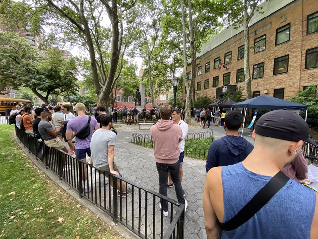 消息未演先轰动，诊所立刻涌入上百名男子到场排队。(图/截自@liamstack推特)