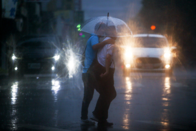 周末各地多为多云到晴的天气，午后雷阵雨剧烈，伴随雷击、强阵风。（图／邓博仁摄）