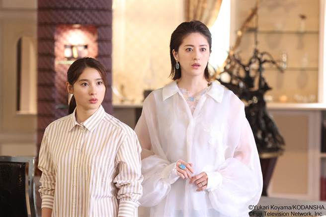 松本若菜（右）在《麻烦一族》中饰演土屋太凤（左）的大嫂。（friDay影音提供）
