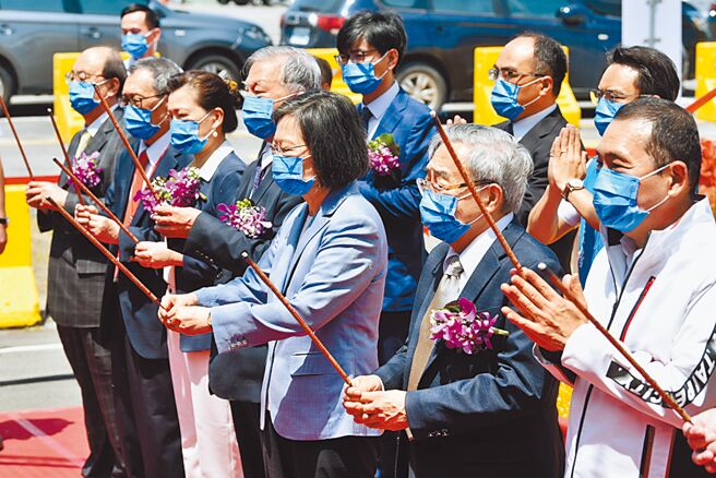 台塑集團旗下南亞科技23日在新北市泰山區南林科技園區舉行新廠動土典禮，台塑企業總裁王文淵（右二）邀請包括總統蔡英文（中）、行政院副院長沈榮津（左四）、經濟部部長王美花（左三）等貴賓出席並共同進行動土儀式。圖／顏謙隆