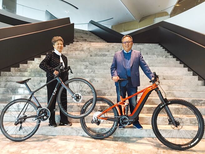 巨大集团董事长杜綉珍、执行长刘涌昌（右），对2022年的营运展望依然充满信心。图／曾丽芳