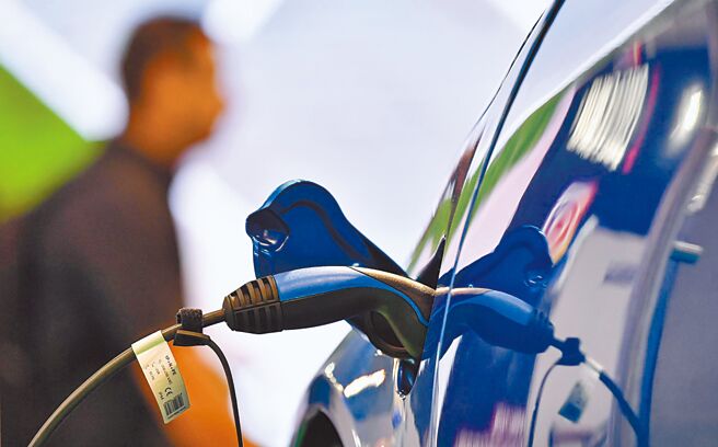 电动车两年多来原料成本飙高，带动涨价潮，车厂转嫁消费者，车主荷包跟着缩水。图／美联社