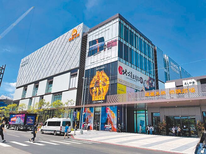 达丽建设位于高雄「冈山乐购站前广场」23日开幕，首度跨足收益型商用不动产。图／蔡惠芳