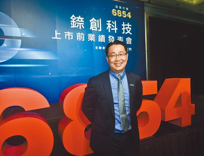 镎创科技上市前业绩发表会23日举行，镎创科技董事长李允立表示，具有多项优点的MicroLED显示器结合大数据、物联网等技术，能创造多元的终端应用。图／顏谦隆