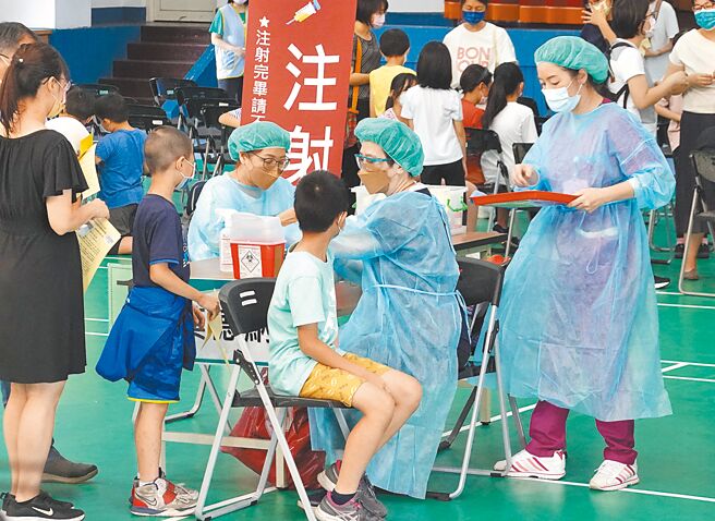 北市铭传国小23日进行第2剂儿童新冠肺炎疫苗施打作业，在医护人员细心的安慰与准备下，小朋友们依序接种完毕。（图为打疫苗示意图，非新闻事件 姚志平摄）