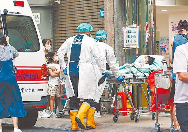 救护车将一名小朋友送至医院急诊室就诊，其他前来就诊的家长见此景，将自己小孩紧拥入怀。(郭吉铨摄)