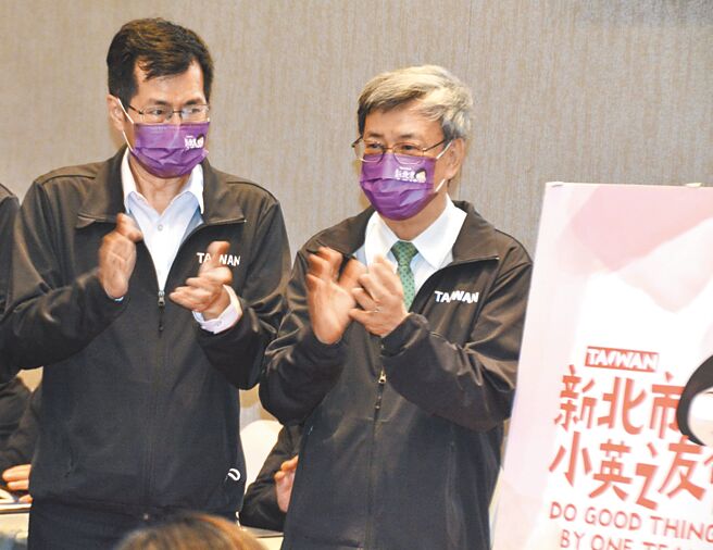 担任小英之友会全国总会荣誉总会长的前副总统陈建仁（右），最近频频曝光，23日下午出席新北市小英之友会服务关怀据点成立大会。（中央社）