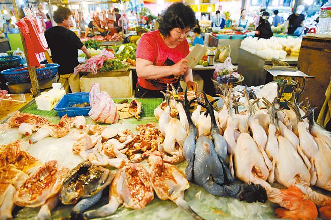 饲料价格上涨，造成鸡蛋、鸡肉的供应不足，卜蜂表示，鸡肉和鸡蛋要等到8、9月才能稳定供应。图为传统市场鸡肉摊。（本报资料照片）