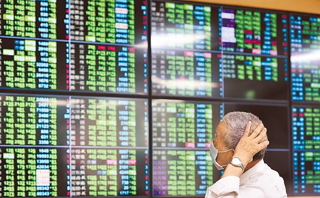 台股连续重挫，继前日惨跌380点后，大盘指数在融资追缴压力，电子、航运杀声隆隆下，昨盘中再跌逾200多点，盘中指数一度回测1万5100点关卡，终场跌171点，收在1万5176点，续写今年新低。此为示意图。（本报资料照片）