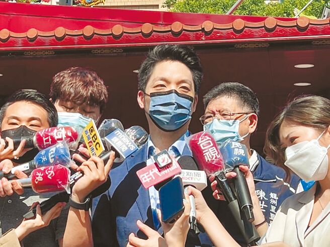 国民党台北市长参选人蒋万安称，自己未来当选市长后，会遵照台北市议会所通过的条例恢復发放敬老金。（黄婉婷摄）