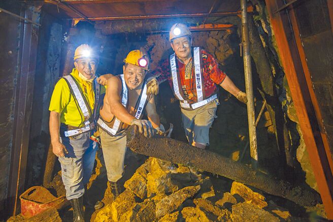 周朝南（左起）与林义得、林松进从年轻当矿工就相识，如今再因本山五坑坑壁维修工程一起入坑工作，3人相当珍惜这个缘分。（黄子明摄）
