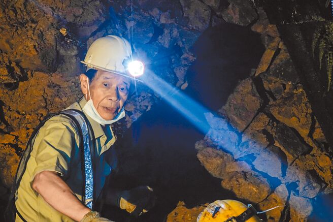 77岁老矿工白正彦早年从事採金矿工作多年，生命中满满金矿经，还收藏许多採矿文物。（黄子明摄）