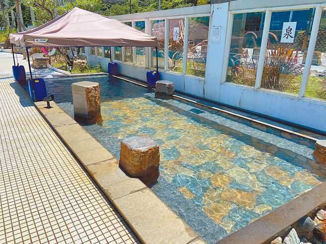 蘇澳鎮長李明哲指出，運動公園戶外游泳池的冷泉池，深受民眾喜愛，希望能把蘇澳最重要的冷泉資源，在每個地方設置，供民眾普遍享用冷泉。（吳佩蓉攝）