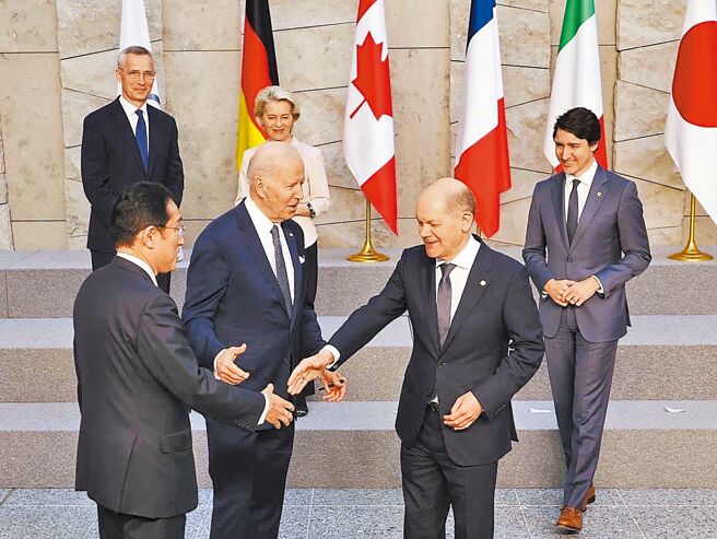 日本首相岸田文雄（左）於3月出席G7領袖峰會時，分別與德國總理蕭茲（右二）及美國總統拜登（中）等國家領導人會談。（摘自日本國首相官邸網站）