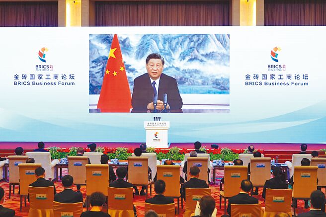 6月22日晚，中国国家主席习近平以视频方式出席金砖国家工商论坛开幕式，并发表题为《把握时代潮流缔造光明未来》的主旨演讲。（中新社）