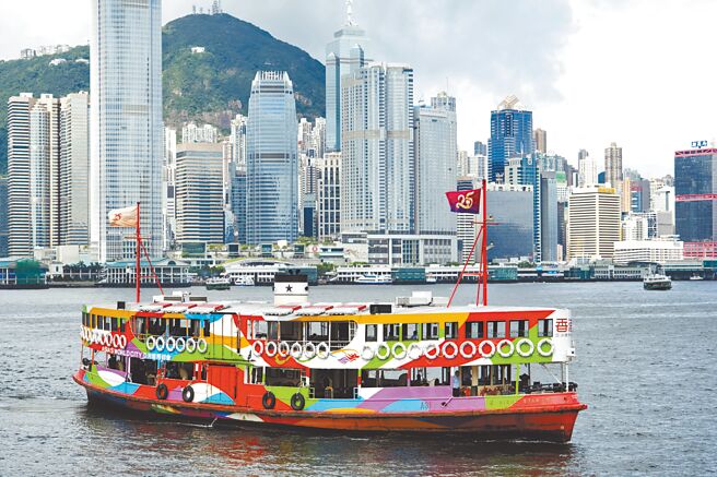 7月1日是香港主权回归大陆25周年，大陆将有国家领导人出席。在香港尖沙咀天星码头，天星小轮载着庆祝香港回归大陆25周年标志的旗帜，在维港航行。（新华社）