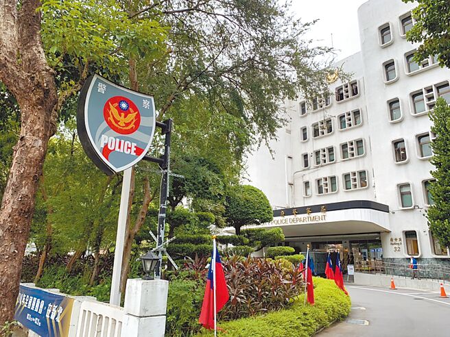 新北、桃園、新竹三縣市爆出員警集體貪汙案，新北市警局昨日重懲相關人士，前樹林分局長陳永昌遭記過2次，現任樹林分局三多派出所長李健立、板橋信義派出所長鍾明豐遭拔官。（王揚傑攝）