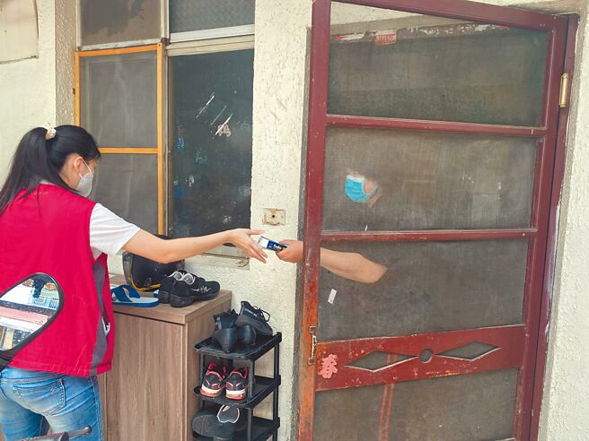 頭份市衛生所人員替邱家快篩時發現邱家境遇悲慘，隨伸手援救暫度難關。（讀者提供／謝明俊苗栗傳真）