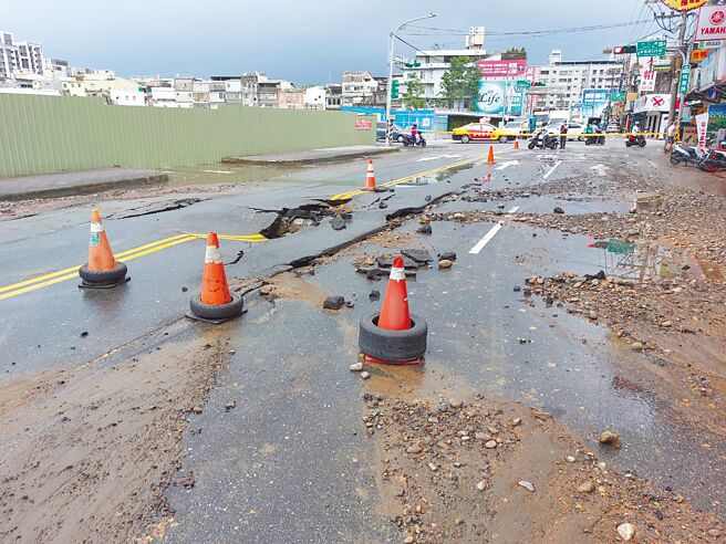 桃园市桃园区桃莺路水管23日破裂，道路毁损不堪使用，台湾自来水公司紧急前往维修，若工程顺利，预计24日中午復水。（翻摄照片／赖佑维桃园传真）