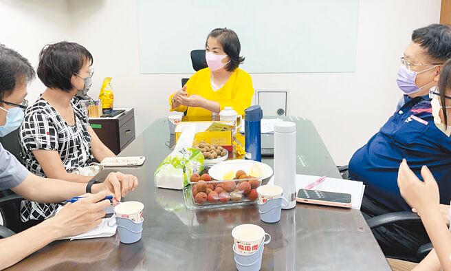 立委杨琼璎昨天在立法院，邀集行政院、教育部等单位协调获得允诺支持，四校最快3年后招生。（立委杨琼璎服务处提供／陈世宗台中传真）