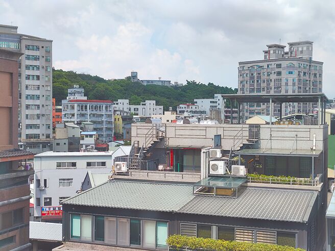 2022年适逢县市调整房屋税基年度，彰化县已经有38年未调房屋标准价，今年税基一举调涨到60％，涨幅可以算是全国最高，不过整体税基还是全国最低。（吴建辉摄）