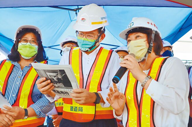 交通部长王国材（中）23日到嘉义市视察铁路高架化进度，嘉义市长黄敏惠（右）再度喊话，希望中央能兑现当年前总统陈水扁任内承诺嘉市铁高经费中央全额负担支票。（吕妍庭摄）