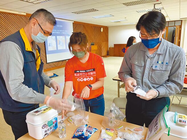 小港医院至中国钢铁公司进行创伤性残肢教育及宣导。（小港医院提供／洪靖宜高雄传真）