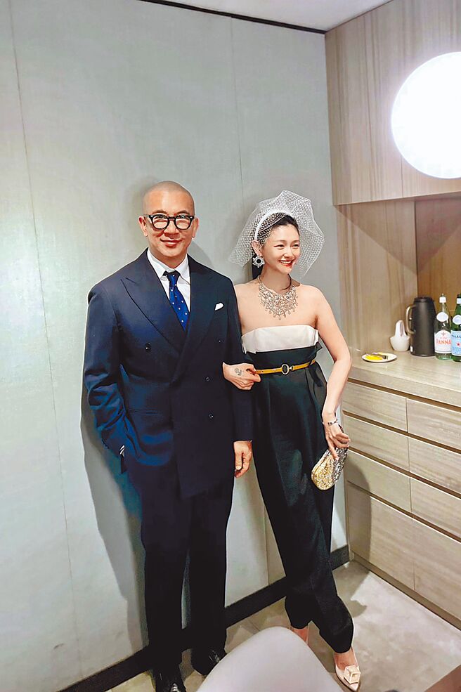 具俊曄（左）與大S的婚紗照在節目中首度曝光。（經紀人提供）