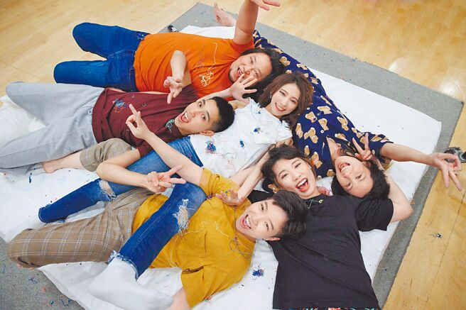 戴佩妮（中）邀来5位私下好友一起拍摄MV，互动逗趣。（妮乐佛、仁仁娱乐提供）