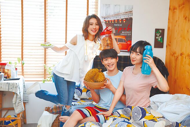 戴佩妮（左）日前拍摄新歌MV，开心与素人演员合作。（妮乐佛、仁仁娱乐提供）