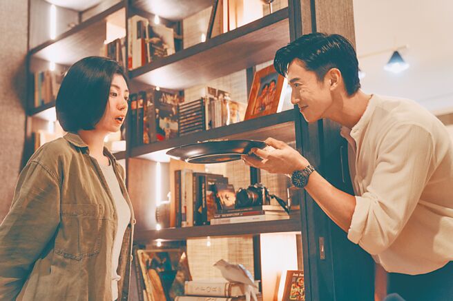 吳慷仁（右）劇中對賈靜雯使出各種魅惑絕技。（Netflix提供）