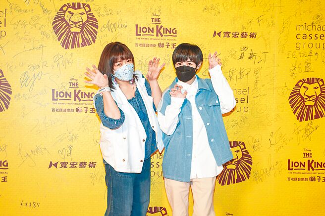 赵咏华（左）、魏嘉莹昨到小巨蛋朝圣。（宽宏艺术提供）