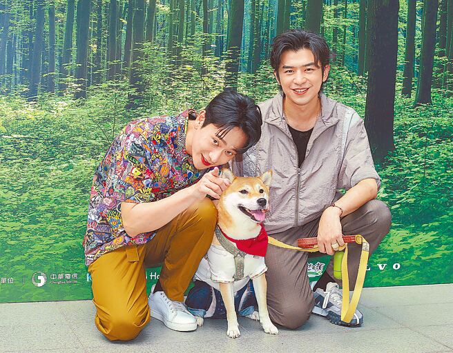 陳柏霖（右）昨帶節目中的柴犬Afirui與劉冠廷出席活動。（粘耿豪攝）