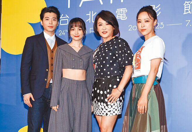 侯彥西（左起）、黑嘉嘉、姚黛瑋、林筳諭昨出席首映。（陳俊吉攝）