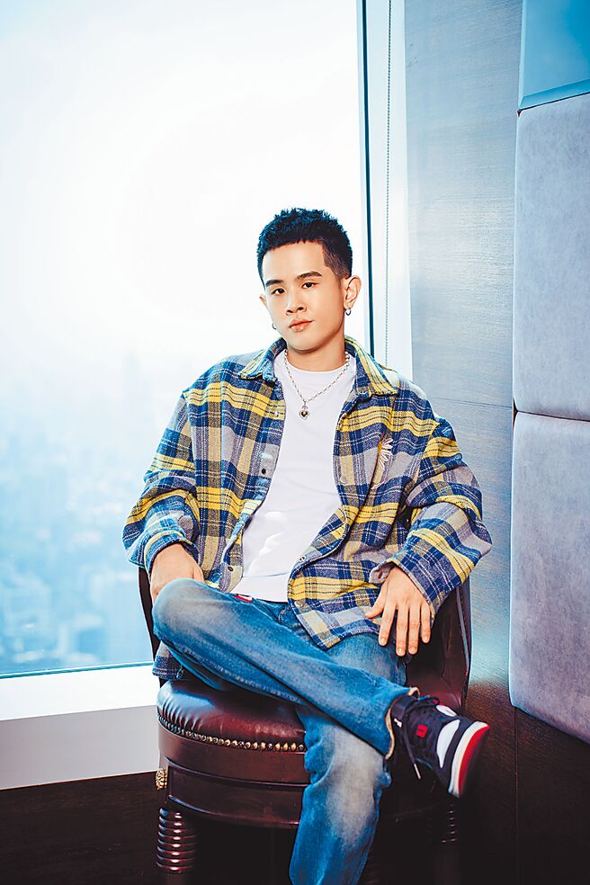 萧易恩近日推出首张数位EP《社畜三部曲》。（ONELEADER提供）