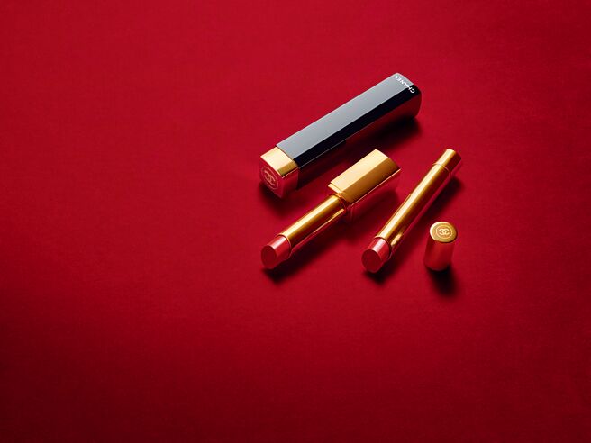 按压式开关与可替换蕊芯，让CHANEL精萃唇膏更有质感。（CHANEL提供）