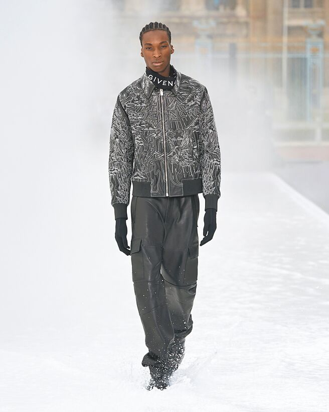 Givenchy皮革刺绣夹克混搭宽松长裤，结合了奢华与随兴。（Givenchy提供）
