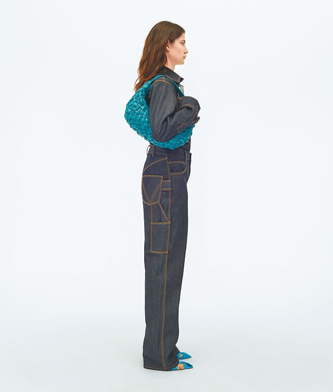 BV发布官网独家Series系列，BANANA肩背包，15万5300元。（Bottega Veneta提供）