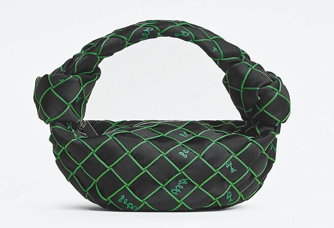 BV Double Knot 字母刺绣手提包，7万1500元。（Bottega Veneta提供）