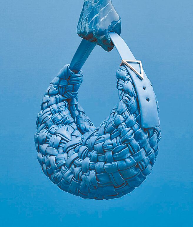 BV发布官网独家Series系列，BANANA肩背包，15万5300元。（Bottega Veneta提供）