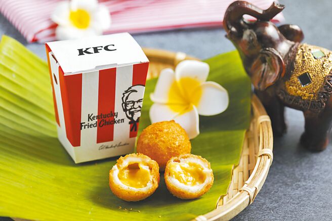 肯德基爆浆榴槤球一咬下，就会溢出榴槤流心，品尝独特美味。（肯德基提供）