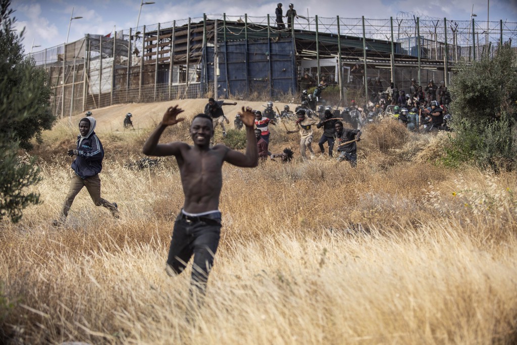 上千多名摩洛哥移民昨日不畏边境警察拦阻，翻墙勇闯西班牙位于北非的自治区梅利利亚（Melilla），酿成至少18人死亡，包括边防人员共200人受伤。图/美联社(photo:ChinaTimes)