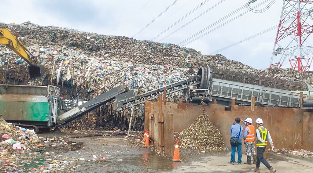 草屯鎮垃圾場，使用移動式設備分選垃圾。（廖志晃攝）